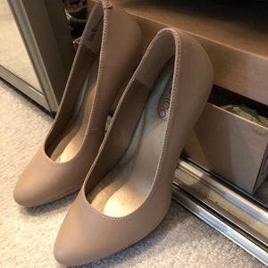 Dressy beige pumps.